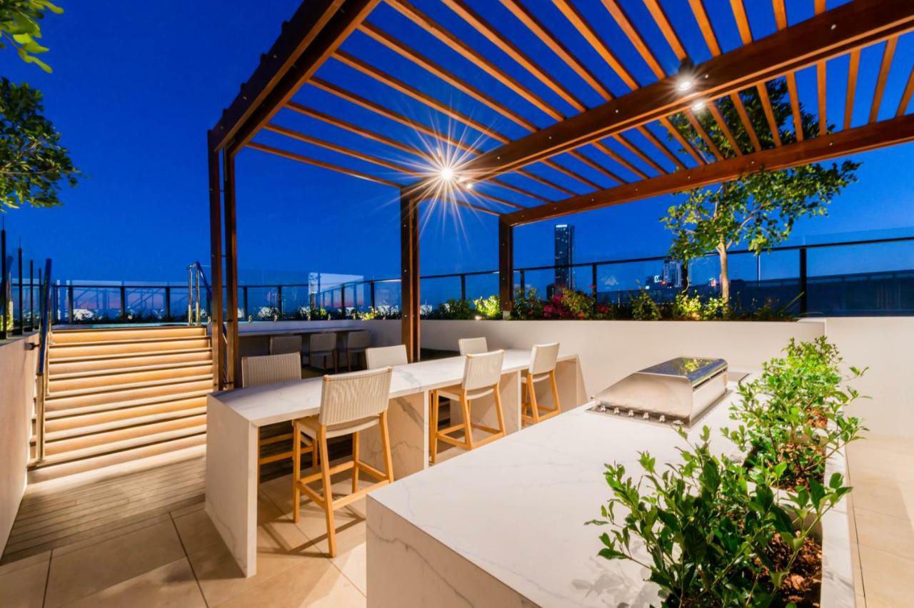 Fv By Peppers Aparthotel Brisbane Exterior photo Rooftop bar