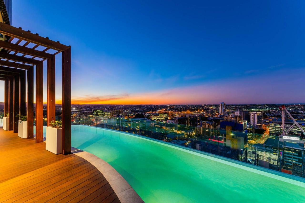 Fv By Peppers Aparthotel Brisbane Exterior photo Infinity pool at the rooftop of the hotel